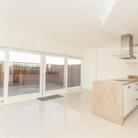 Image 1 - Greenview Drive, London, SW20 9DS, United Kingdom - Townhouse for rent