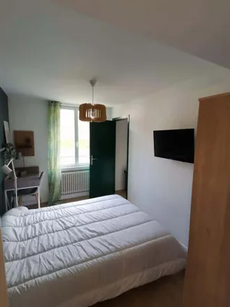 Rent this 1 bed room on 16 Rue des Guillemets in 10000 Troyes, France
