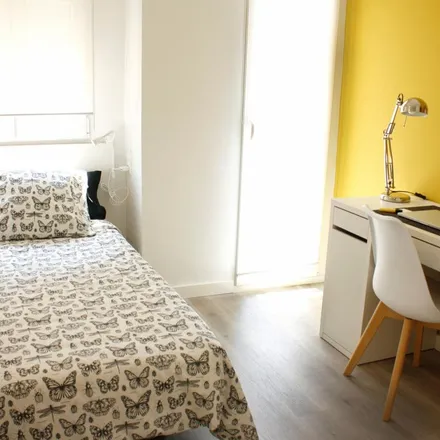 Rent this 5 bed apartment on Zapaterías Juan Ramón in Carretera de Llíria, 11