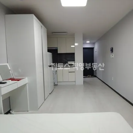 Rent this studio apartment on 서울특별시 강남구 역삼동 657-40