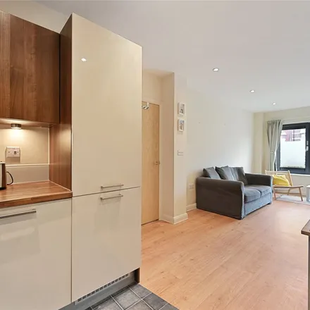 Image 5 - 110 Larden Road, London, W3 7SX, United Kingdom - Apartment for rent