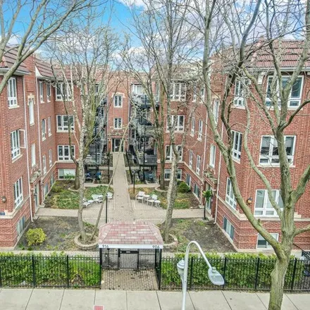 Buy this 2 bed condo on 906-916 West Agatite Avenue in Chicago, IL 60613