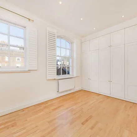 Rent this 4 bed townhouse on Kendall's Hall in New End, London