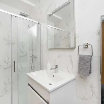 Image 2 - Ideal Bathrooms.Interiors, 544-546 High Road Leytonstone, London, E11 3DH, United Kingdom - Apartment for rent
