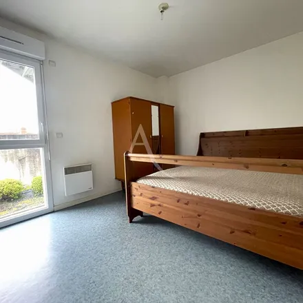 Rent this 2 bed apartment on 32 Rue du Champ de Tir in 44000 Nantes, France