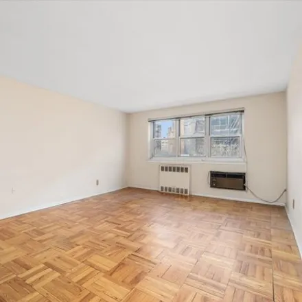 Image 2 - 88-12 151st Avenue, New York, NY 11414, USA - Apartment for sale