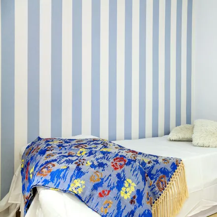 Rent this 6 bed room on Carrer de Fontanars dels Alforins in 33, 46014 Valencia