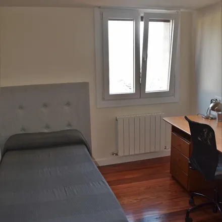 Rent this 3 bed apartment on Reverendo Santiago Lasalle plaza / Plaza Reverendo Santiago Lasalle in 1, 48006 Bilbao