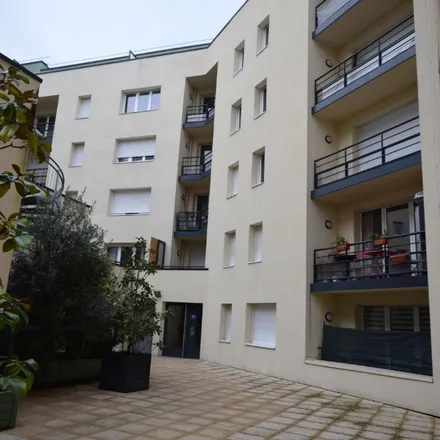 Image 4 - 4 Place des Emmurées, 76100 Rouen, France - Apartment for rent