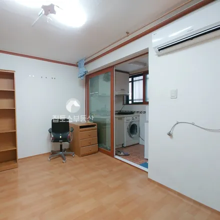 Rent this studio apartment on 서울특별시 관악구 봉천동 1510-33