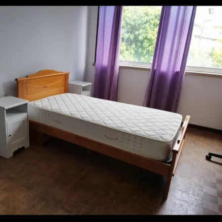 Rent this 5 bed room on R. Campo Alegre in Rua do Bom Sucesso, 4150-150 Porto