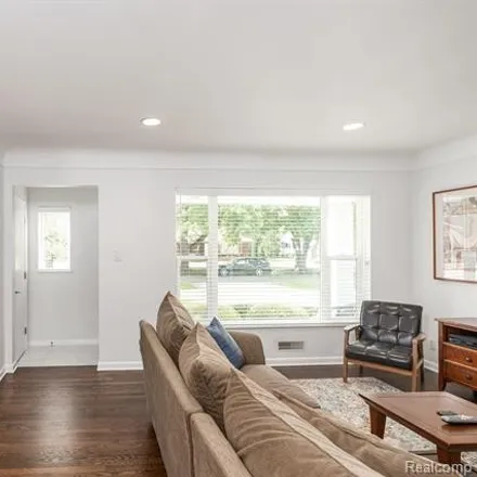 Image 2 - 16190 Beechwood Avenue, Beverly Hills, MI 48025, USA - House for sale
