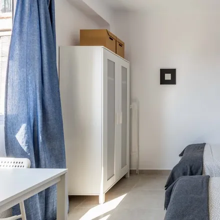 Rent this 3 bed room on Carrer de Just Vilar in 26, 46011 Valencia