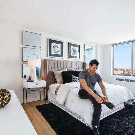 Rent this 2 bed apartment on 435 East 90th Street in New York, NY 10128