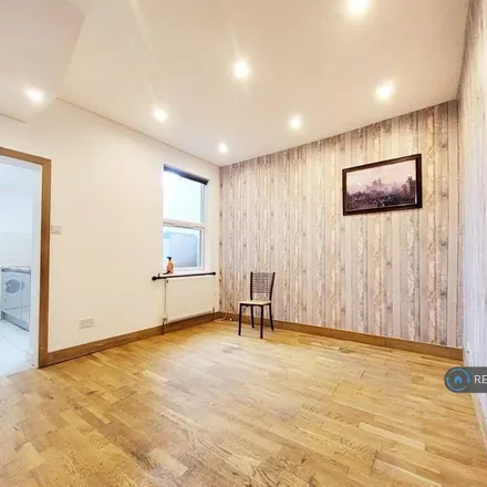 Rent this 3 bed apartment on Lismore Road in London, N17 6LE