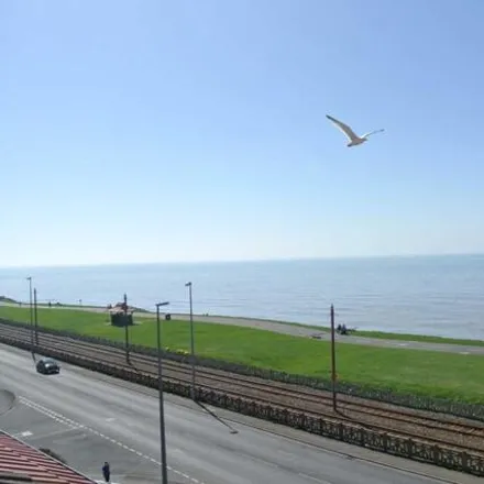 Image 2 - Queen's Promenade, Blackpool, FY2 9HP, United Kingdom - Apartment for sale