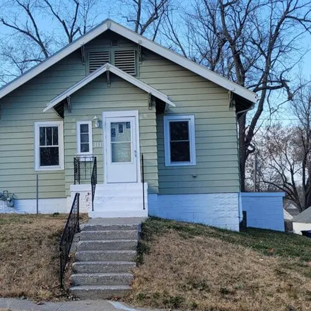 Buy this 2 bed house on 165 West 10th Street in Muscatine, IA 52761