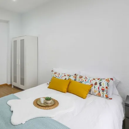 Rent this 5 bed room on Madrid in Colegio Sagrado Corazón, Calle de la Redondilla
