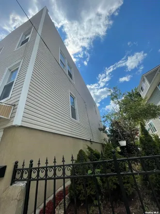 Image 2 - 1237 Mayflower Avenue, New York, NY 10461, USA - Townhouse for sale