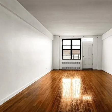 Image 8 - 83-40 Austin Street, New York, NY 11415, USA - Apartment for sale