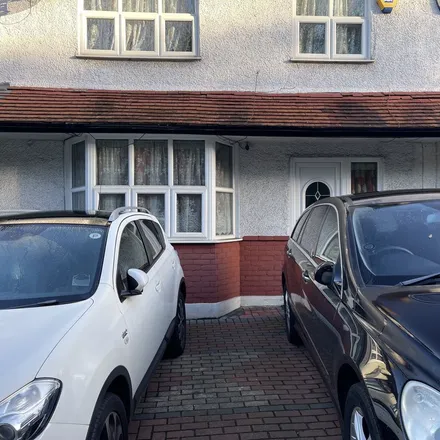 Rent this 4 bed apartment on 75 Downs Road in London, SM2 5PR
