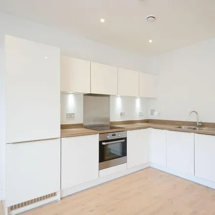 Rent this 2 bed apartment on High Street in Easthampstead, RG12 1DS