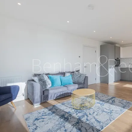 Rent this 2 bed apartment on unnamed road in London, UB1 1DB