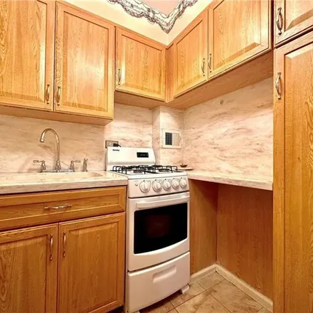 Image 7 - 3060 Ocean Avenue, New York, NY 11235, USA - Apartment for sale