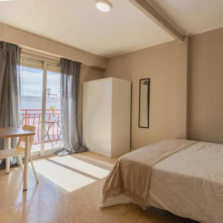 Rent this 5 bed room on Carrer d'Emili Baró in 45, 46020 Valencia