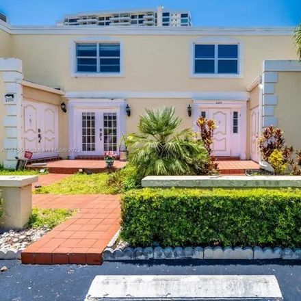 Image 3 - 739 Northeast 25th Avenue, Hallandale Beach, FL 33009, USA - Townhouse for sale