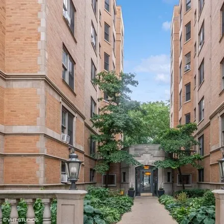 Buy this 3 bed condo on 609 West Stratford Place in Chicago, IL 60657