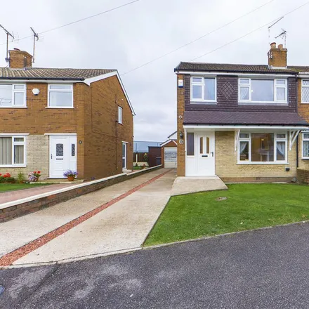 Rent this 3 bed duplex on Bramlyn Close in Clowne, S43 4QP