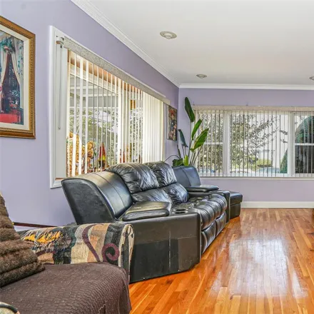 Image 2 - 184th Street, New York, NY 11423, USA - House for sale