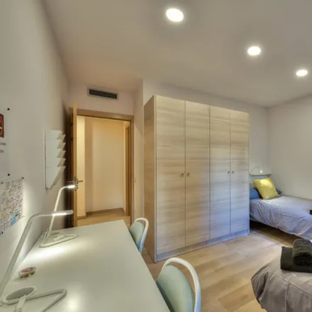 Rent this 4 bed room on Travessera de Gràcia in 43 B, 08021 Barcelona