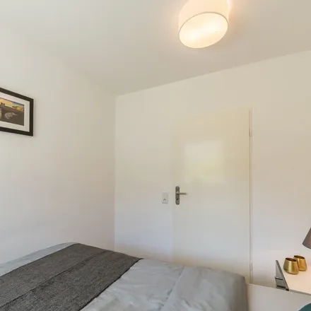 Rent this 2 bed apartment on Max-Planck-Institut für Rechtsgeschichte und Rechtstheorie in Hansaallee 41, 60323 Frankfurt