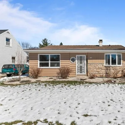 Buy this 2 bed house on 1206 West 6th Avenue in Oshkosh, WI 54902