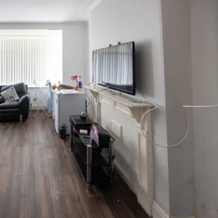 Rent this 6 bed townhouse on 51 St Anne's Road in Leeds, LS6 3NY