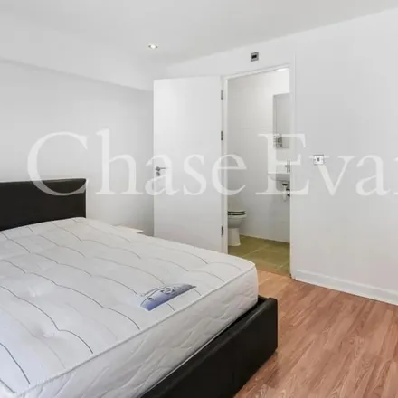 Image 2 - Myrdle Court, Myrdle Street, St. George in the East, London, E1 1HQ, United Kingdom - Apartment for rent