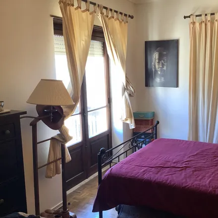 Rent this 3 bed room on Rua Antero de Quental in 2780-105 Oeiras, Portugal