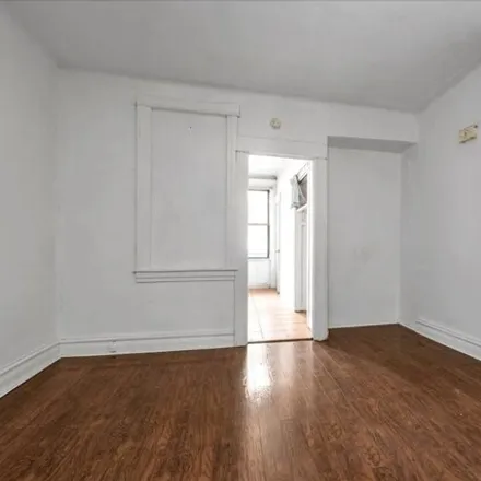 Image 6 - 1881 Putnam Avenue, New York, NY 11385, USA - Townhouse for sale
