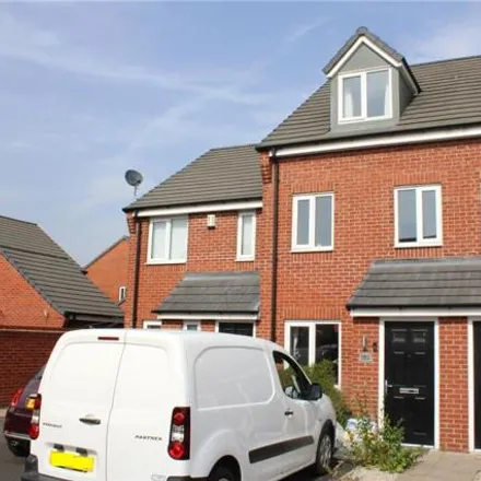 Buy this 3 bed townhouse on Upton Drive in Stretton, DE14 2FG