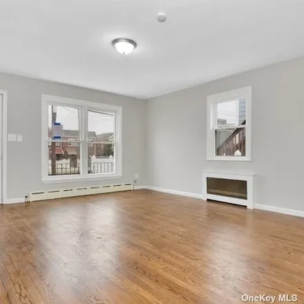 Image 4 - 63-15 Beach Channel Drive, New York, NY 11692, USA - House for rent