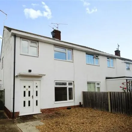 Rent this 3 bed duplex on Alandale Close in Reading, RG2 8JP