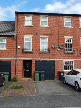 Rent this 4 bed townhouse on Broomer Street in Heckmondwike, WF13 3DB