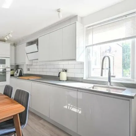 Image 4 - St Mary Grace's Court, Cartwright Street, London, E1 8LY, United Kingdom - Apartment for sale