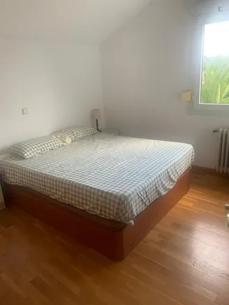 Rent this 6 bed room on Calle Guadalhorce in 28669 Villaviciosa de Odón, Spain