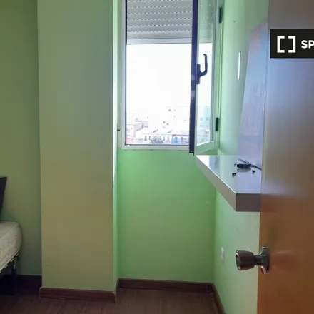 Rent this 3 bed room on Carrer del Doctor Vila Barberá in 13, 46007 Valencia