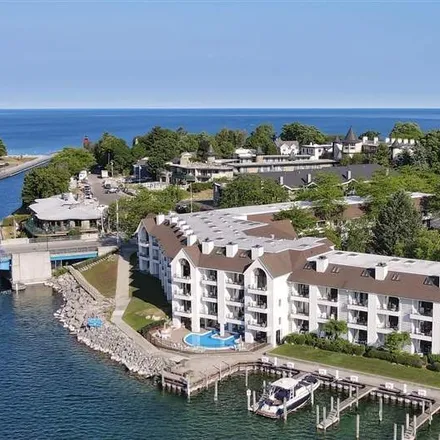 Image 1 - Hotel Earl of Charlevoix, 120 Michigan Avenue, Charlevoix, MI 49720, USA - House for sale
