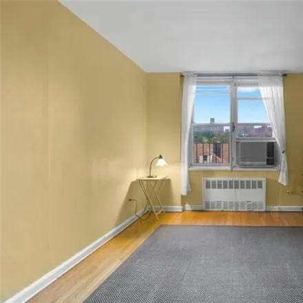 Buy this studio apartment on 1430 Thieriot Avenue in New York, NY 10460