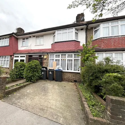 Rent this 3 bed townhouse on The Ridgeway in London, CR0 4PN